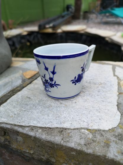 Tasse tronconique en porcelaine tendre de Tournai.