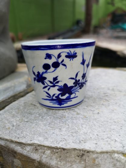 Tasse tronconique en porcelaine tendre de Tournai. – Image 5