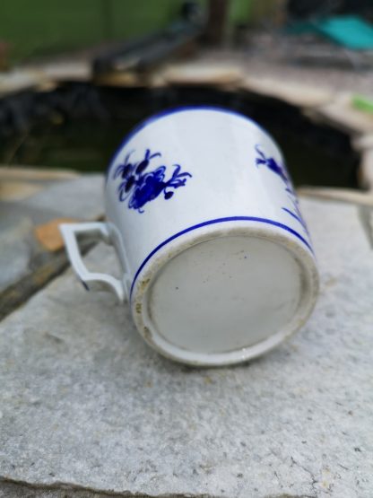 Tasse tronconique en porcelaine tendre de Tournai. – Image 4