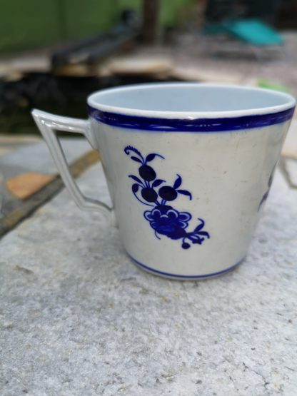 Tasse tronconique en porcelaine tendre de Tournai. – Image 3