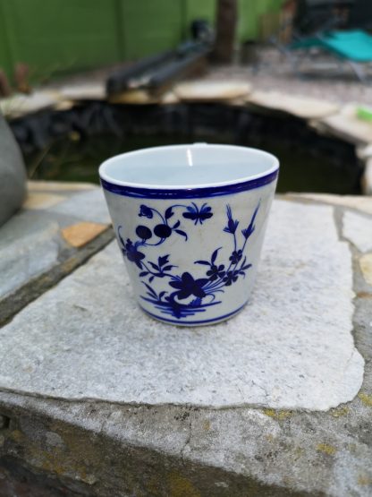 Tasse tronconique en porcelaine tendre de Tournai. – Image 2