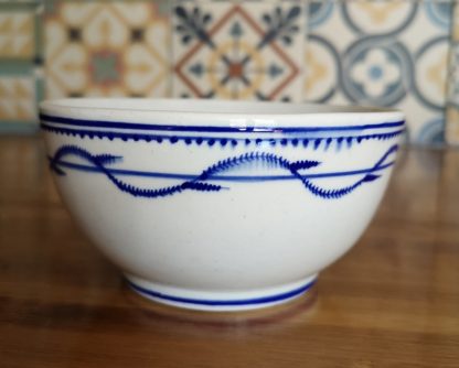 Bol à crème en porcelaine de Tournai (décor chenille)