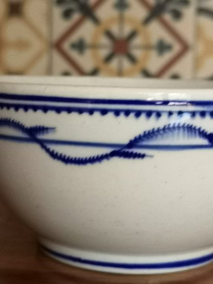 Bol à crème en porcelaine de Tournai (décor chenille) – Image 5