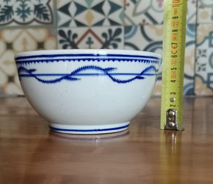 Bol à crème en porcelaine de Tournai (décor chenille) – Image 3