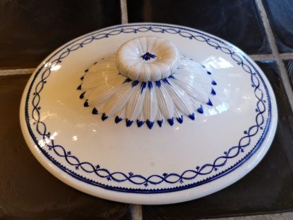 Couvercle en porcelaine de Tournai décor à l'anneau