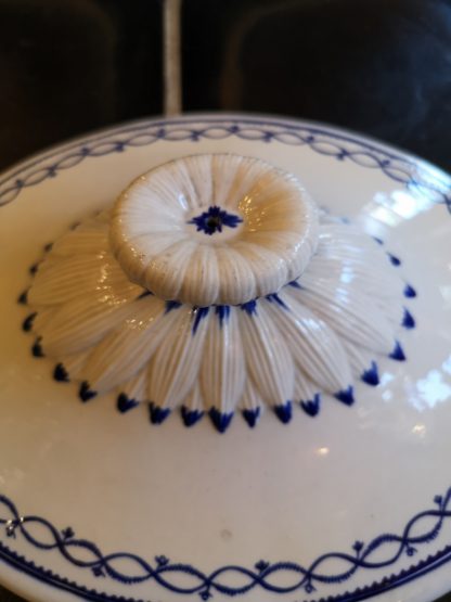 Couvercle en porcelaine de Tournai décor à l'anneau – Image 2