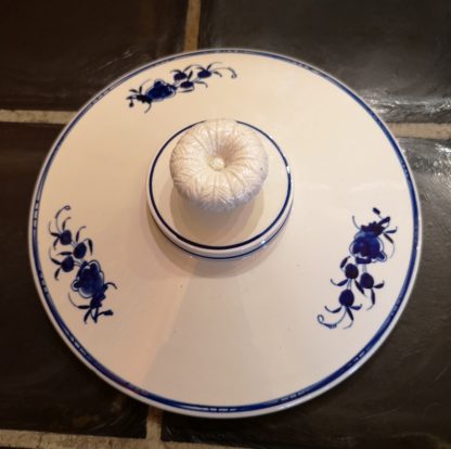 Couvercle en porcelaine de Tournai décor à la mouche.