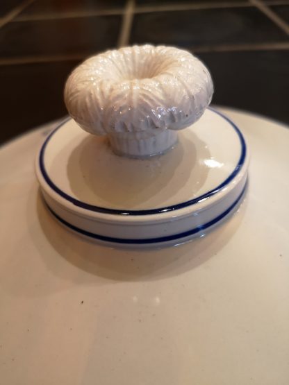 Couvercle en porcelaine de Tournai décor à la mouche. – Image 4