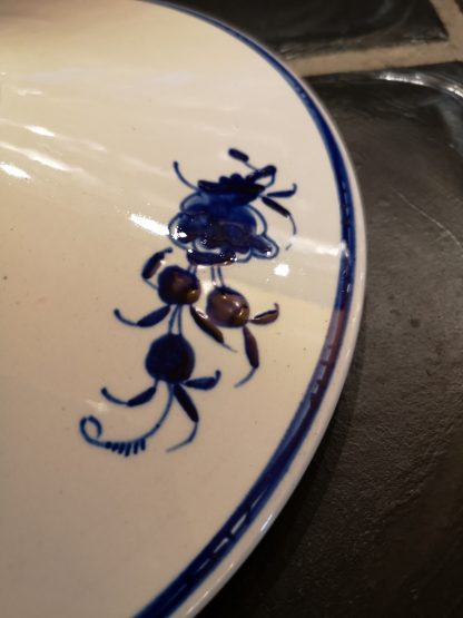 Couvercle en porcelaine de Tournai décor à la mouche. – Image 2