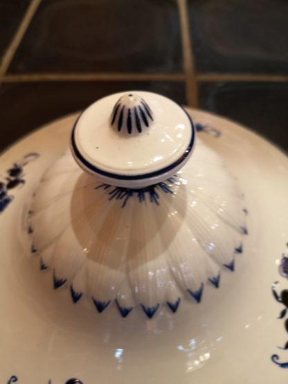 Couvercle en porcelaine de Tournai décor mouche – Image 4