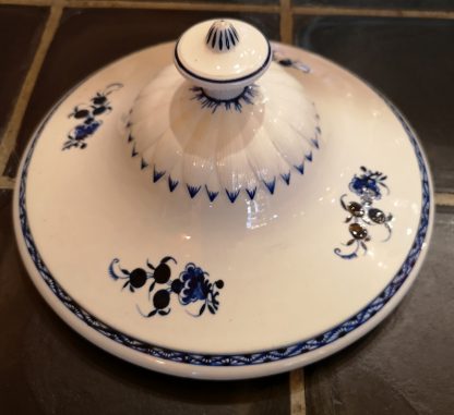 Couvercle en porcelaine de Tournai décor mouche