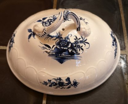 Couvercle en porcelaine de Tournai décor ronda.