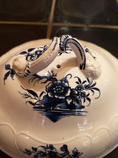 Couvercle en porcelaine de Tournai décor ronda. – Image 4