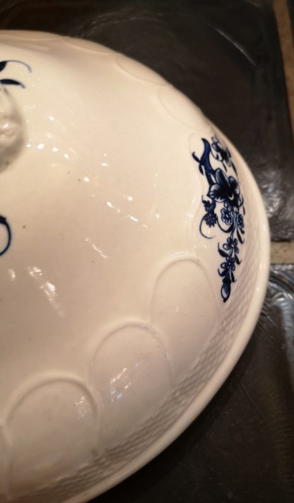 Couvercle en porcelaine de Tournai décor ronda. – Image 2
