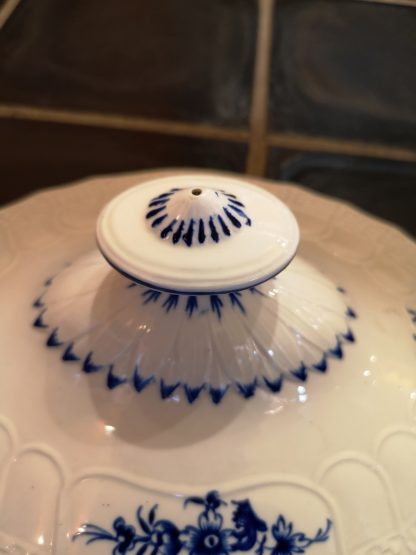 Couvercle en porcelaine de Tournai décor ronda. – Image 5