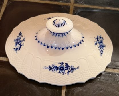 Couvercle en porcelaine de Tournai décor ronda.
