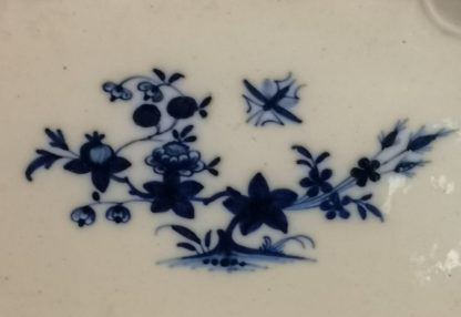 Dessous de saucière en porcelaine de Tournai, décor à la mouche. – Image 2