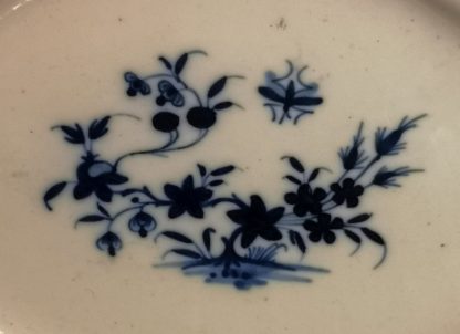 Dessous de saucière en porcelaine de Tournai, décor à la mouche. – Image 4