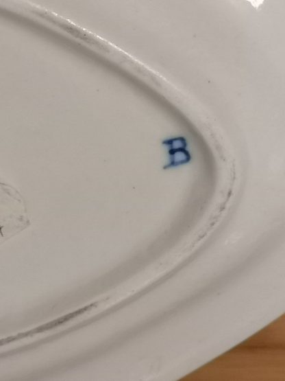 Dessous de saucière en porcelaine de Tournai, décor à la mouche. – Image 2