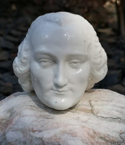 Tête en porcelaine tendre de Tournai. Prince-évêque de Liège 18ème.