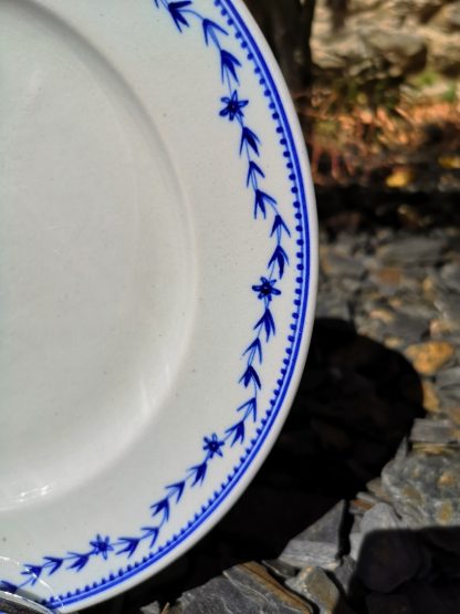 Assiette à dessert en porcelaine de Tournai décor au laurier fleuri. – Image 3