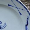 Assiette plate en porcelaine tendre de Tournai décor au prix de tir de Gand (19ème). – Image 3