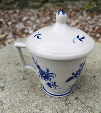 Crémier en porcelaine de Tournai décor Ronda. – Image 2