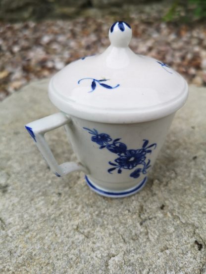 Crémier en porcelaine de Tournai décor Ronda. – Image 3