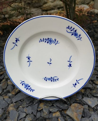 Assiette en porcelaine de Tournai à la petite brindille de Chantilly.
