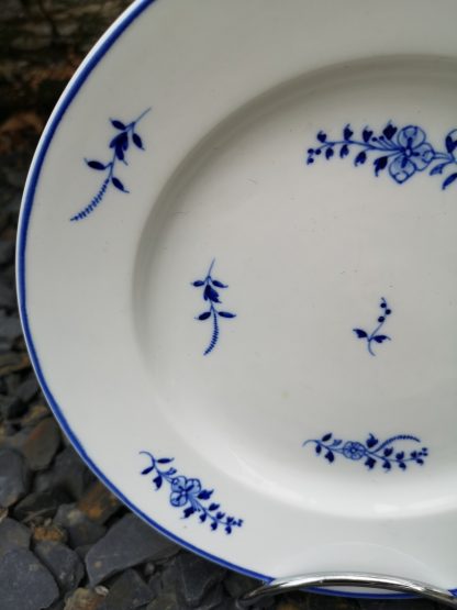 Assiette en porcelaine de Tournai à la petite brindille de Chantilly. – Image 4