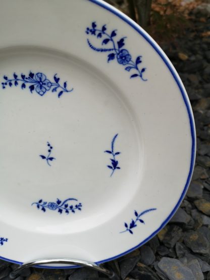 Assiette en porcelaine de Tournai à la petite brindille de Chantilly. – Image 3