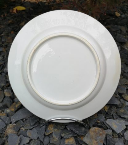 Assiette en porcelaine de Tournai à la petite brindille de Chantilly. – Image 2