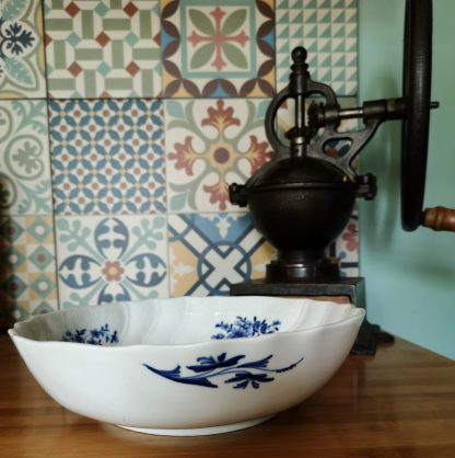 Saladier en porcelaine de Tournai Ronda à l'oiseau. – Image 3