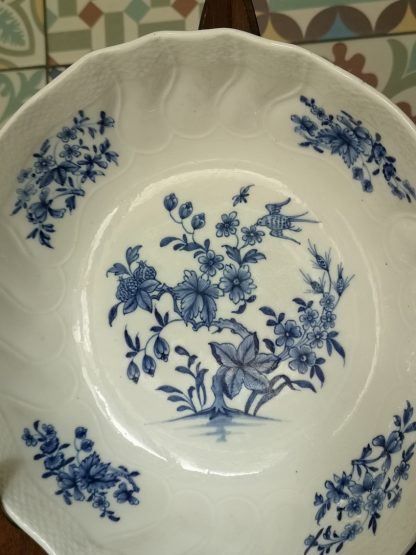 Saladier en porcelaine de Tournai Ronda à l'oiseau. – Image 2