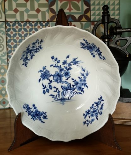 Saladier en porcelaine de Tournai Ronda à l'oiseau.