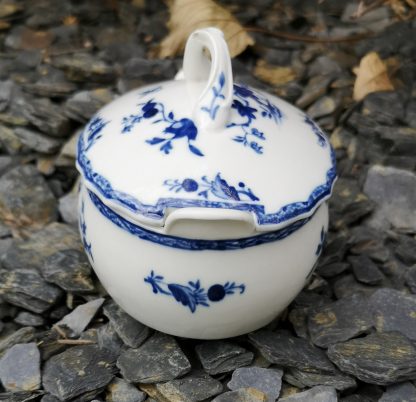 Beurrier en porcelaine de Tournai 18ème décor à la mouche. – Image 6