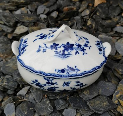 Beurrier en porcelaine de Tournai 18ème décor à la mouche. – Image 5