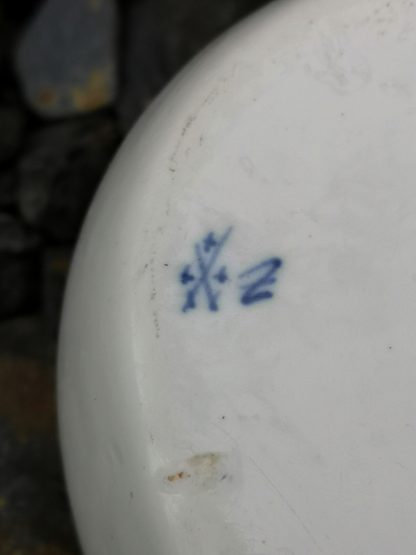 Beurrier en porcelaine de Tournai 18ème décor à la mouche. – Image 4