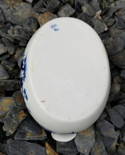 Beurrier en porcelaine de Tournai 18ème décor à la mouche. – Image 3
