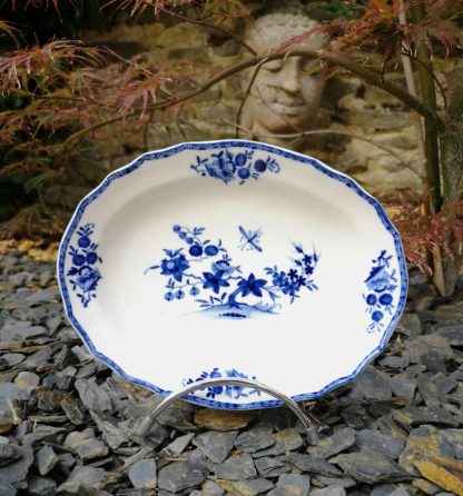 Base pour beurrier en porcelaine de Tournai à la mouche.
