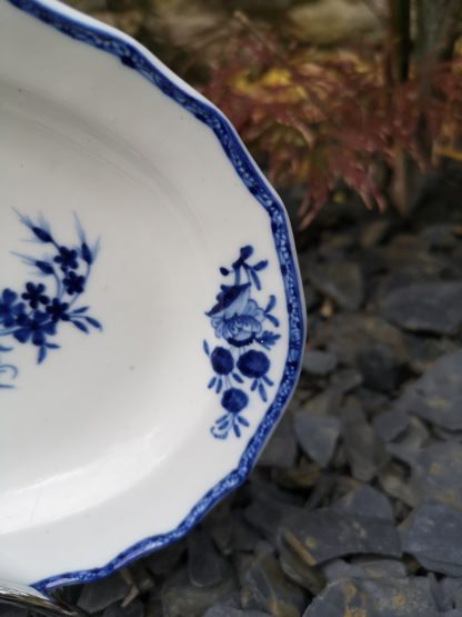 Base pour beurrier en porcelaine de Tournai à la mouche. – Image 3