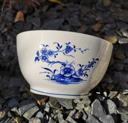 Paire de bols en porcelaine de tournai décor ronda. – Image 7