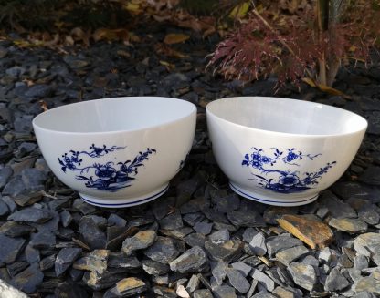 Paire de bols en porcelaine de tournai décor ronda. – Image 5