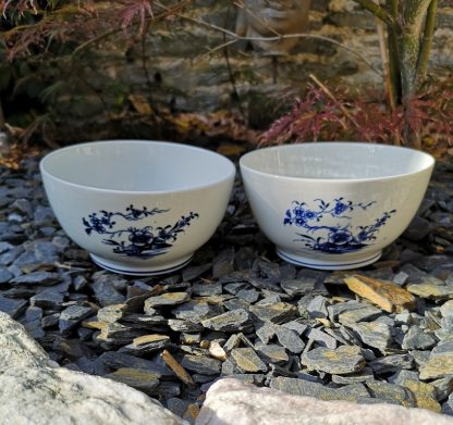 Paire de bols en porcelaine de tournai décor ronda.