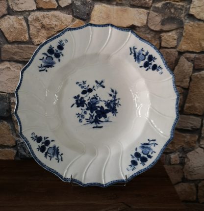 Plat pour grande terrine en porcelaine tendre de Tournai décor ronda à la mouche.