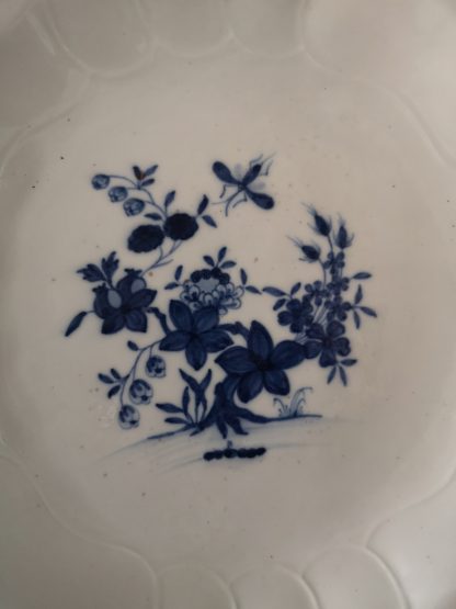 Plat pour grande terrine en porcelaine tendre de Tournai décor ronda à la mouche. – Image 2
