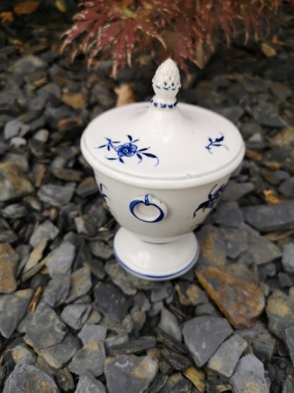 Sucrier en porcelaine de Tournai décor Ronda. – Image 3