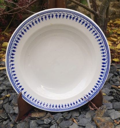 Assiette creuse en porcelaine de Tournai décor au glands.