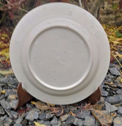 Assiette creuse en porcelaine de Tournai décor au glands. – Image 2