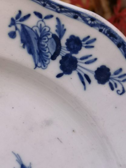 Assiette en porcelaine de Tournai décor à la Mouche – Image 6
